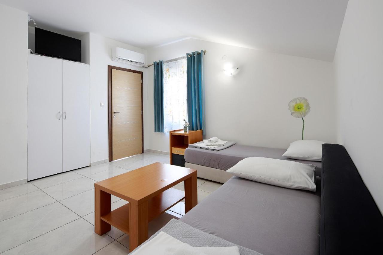 City Pool Apartments Novalja Exterior photo